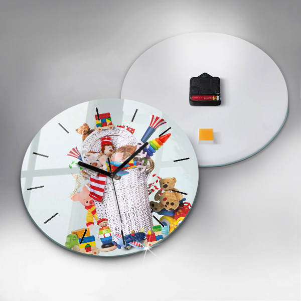 Wanduhr glas rund Weidenkorb mit Spielzeug