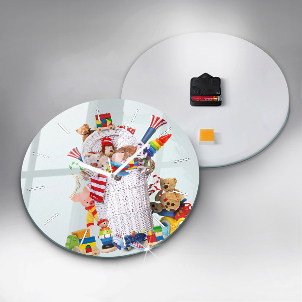 Wanduhr glas rund Weidenkorb mit Spielzeug