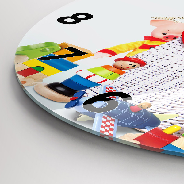 Wanduhr glas rund Weidenkorb mit Spielzeug