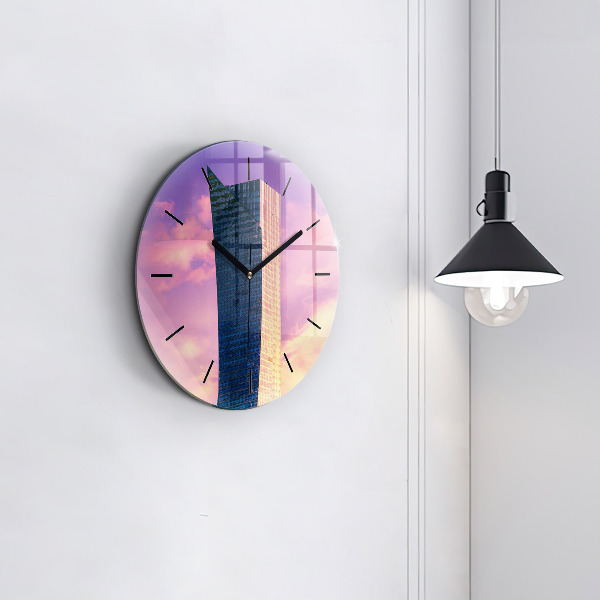 Wanduhr rund Wolkenkratzer in Warschau
