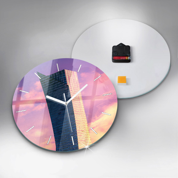 Wanduhr rund Wolkenkratzer in Warschau