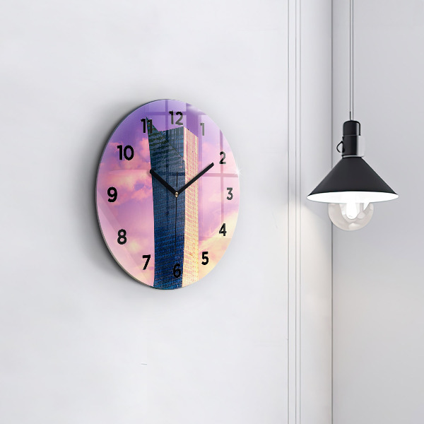 Wanduhr rund Wolkenkratzer in Warschau