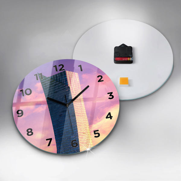 Wanduhr rund Wolkenkratzer in Warschau