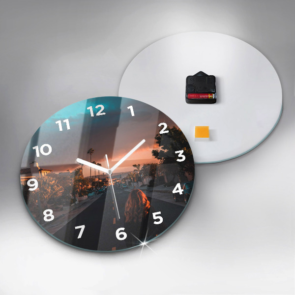 Wanduhr rund Frau auf der Straße