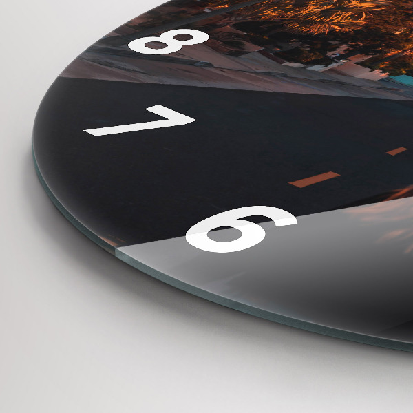 Wanduhr rund Frau auf der Straße