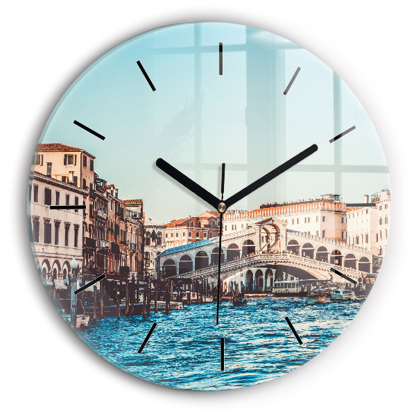 Wanduhr rund Rialto-Brücke in Venedig