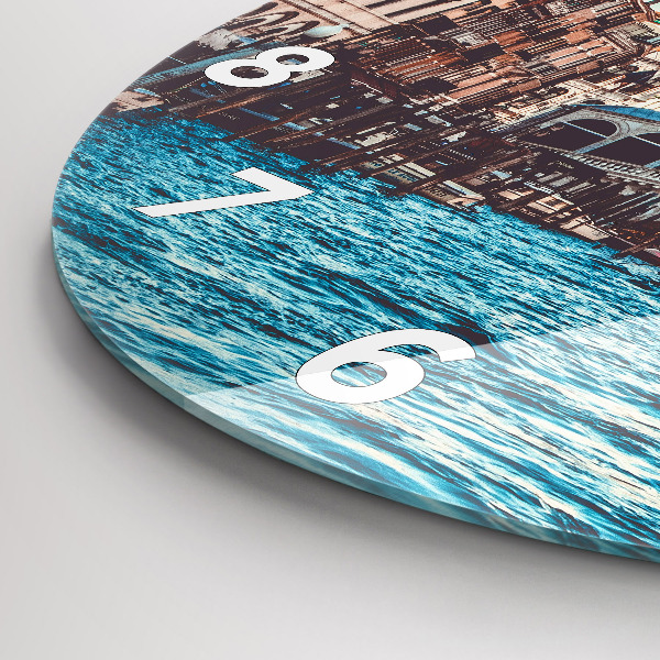 Wanduhr rund Rialto-Brücke in Venedig