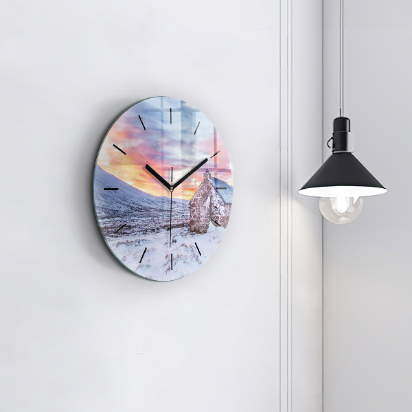 Wanduhr rund Hütte in den Bergen