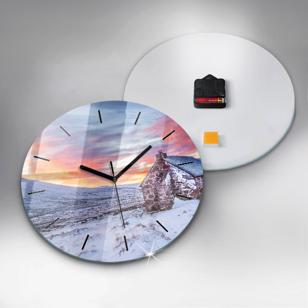 Wanduhr rund Hütte in den Bergen