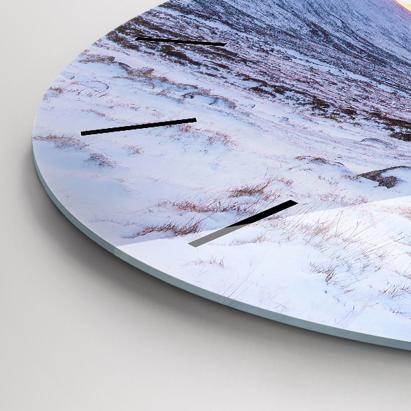 Wanduhr rund Hütte in den Bergen