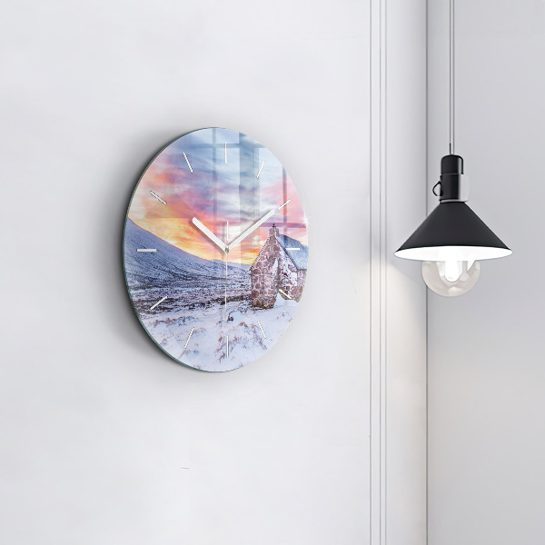 Wanduhr rund Hütte in den Bergen