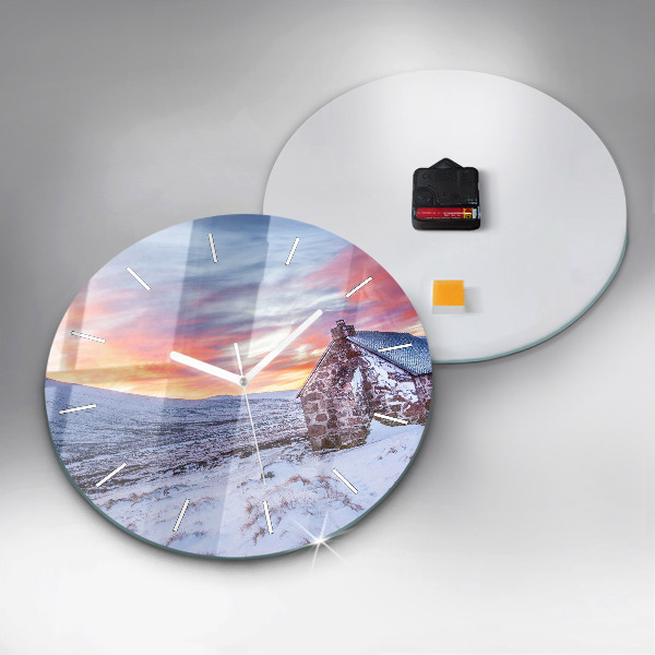 Wanduhr rund Hütte in den Bergen