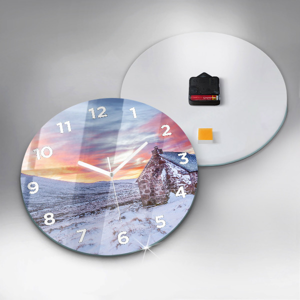 Wanduhr rund Hütte in den Bergen