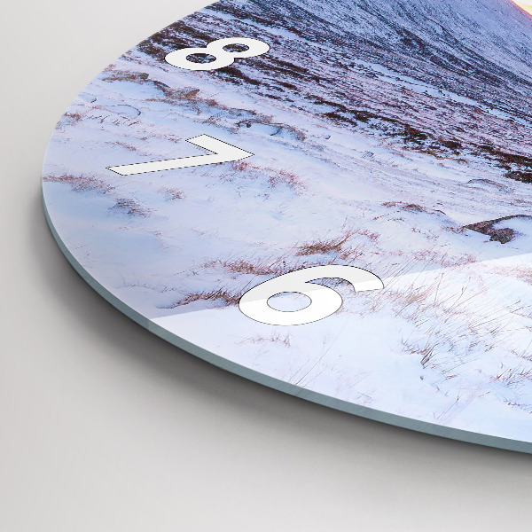 Wanduhr rund Hütte in den Bergen