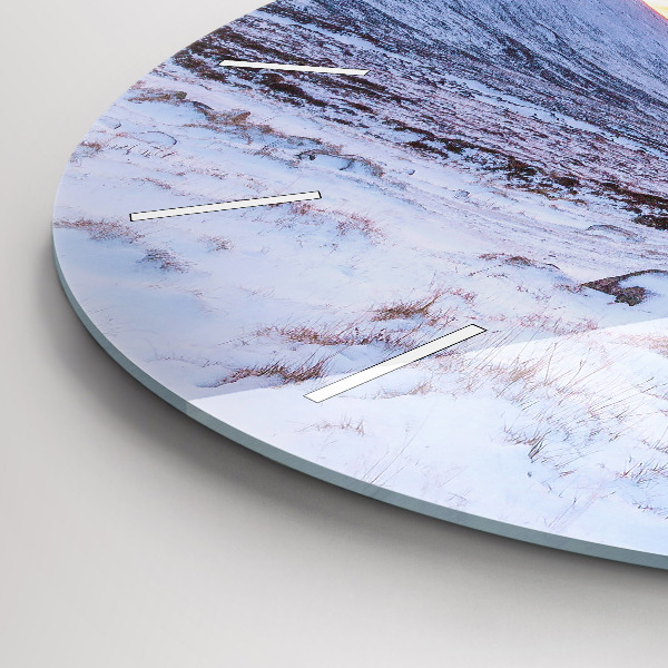 Wanduhr rund Hütte in den Bergen