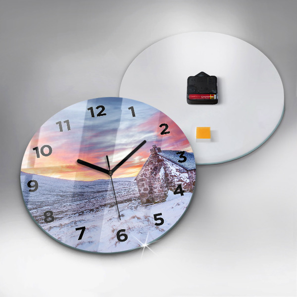 Wanduhr rund Hütte in den Bergen