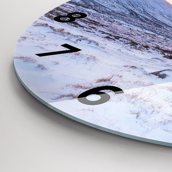 Wanduhr rund Hütte in den Bergen