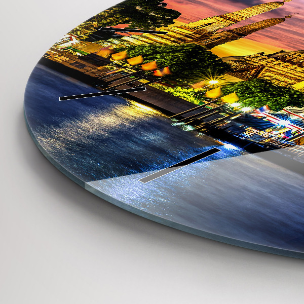 Wanduhr glas rund Tempel in Bangkok