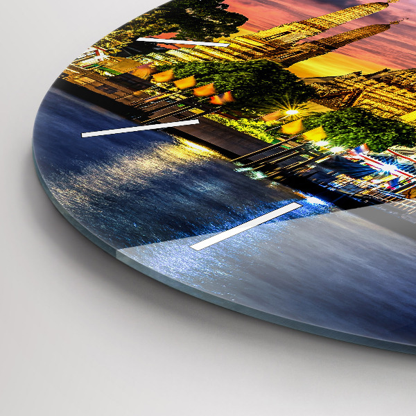 Wanduhr glas rund Tempel in Bangkok