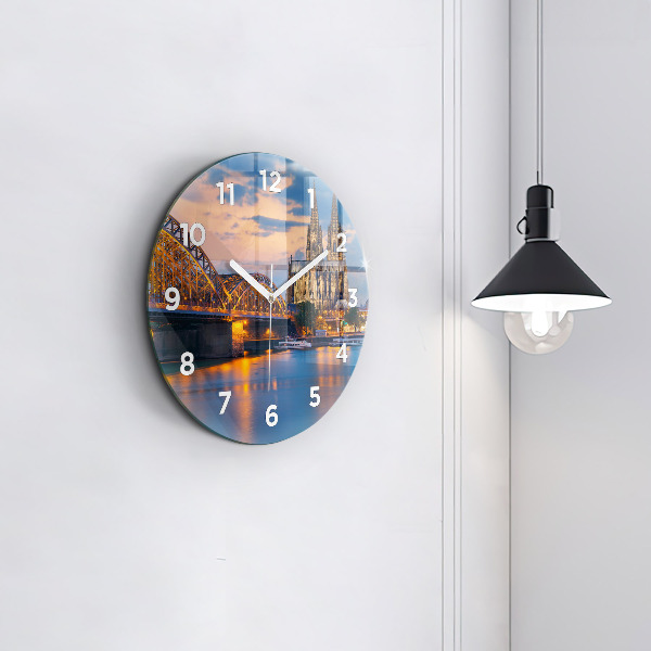 Wanduhr rund Ansicht des Rathauses