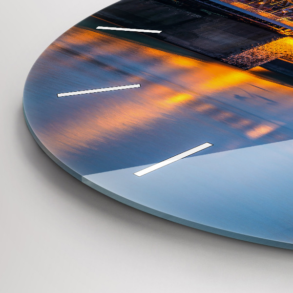 Wanduhr rund Ansicht des Rathauses