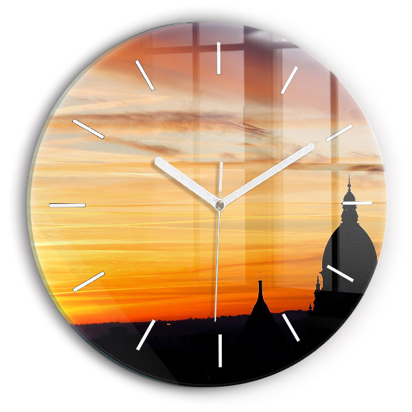 Wanduhr rund Gebäude und Sonnenuntergang