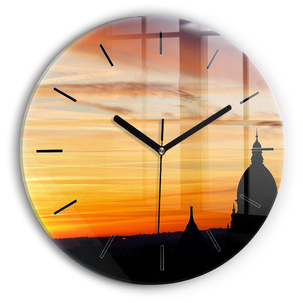 Wanduhr rund Gebäude und Sonnenuntergang
