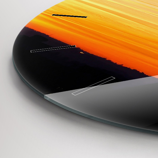 Wanduhr rund Gebäude und Sonnenuntergang