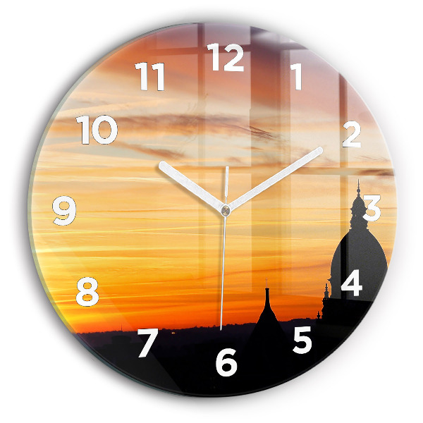 Wanduhr rund Gebäude und Sonnenuntergang