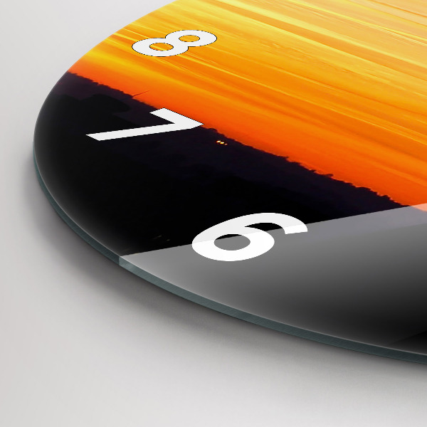 Wanduhr rund Gebäude und Sonnenuntergang