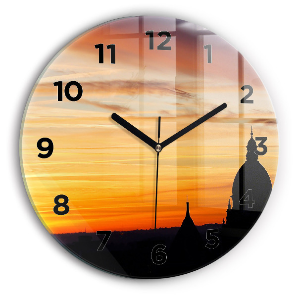 Wanduhr rund Gebäude und Sonnenuntergang