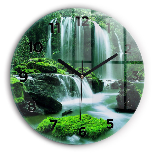 Wanduhr rund Wasserfall zwischen Moos