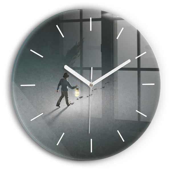 Wanduhr rund Wanderer in der Dunkelheit