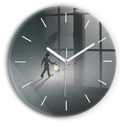 Wanduhr rund Wanderer in der Dunkelheit