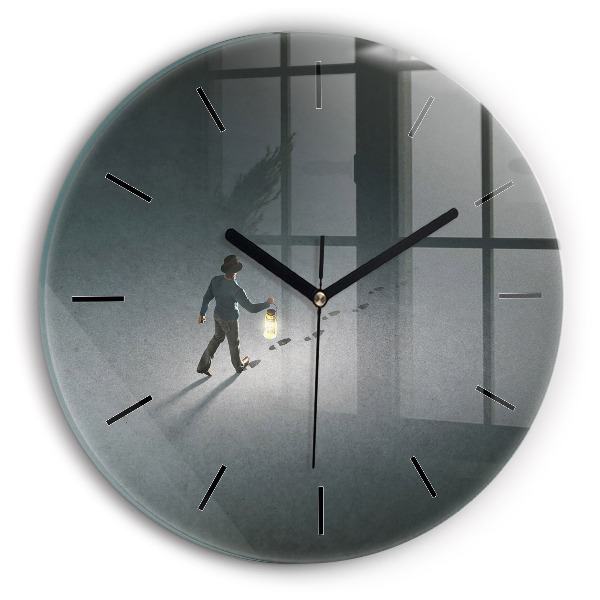 Wanduhr rund Wanderer in der Dunkelheit