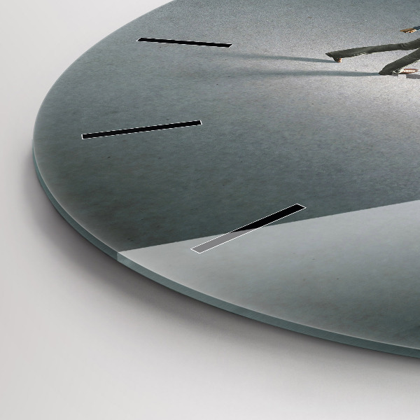 Wanduhr rund Wanderer in der Dunkelheit