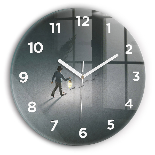 Wanduhr rund Wanderer in der Dunkelheit