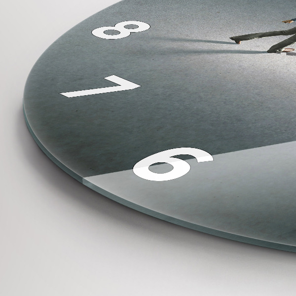 Wanduhr rund Wanderer in der Dunkelheit