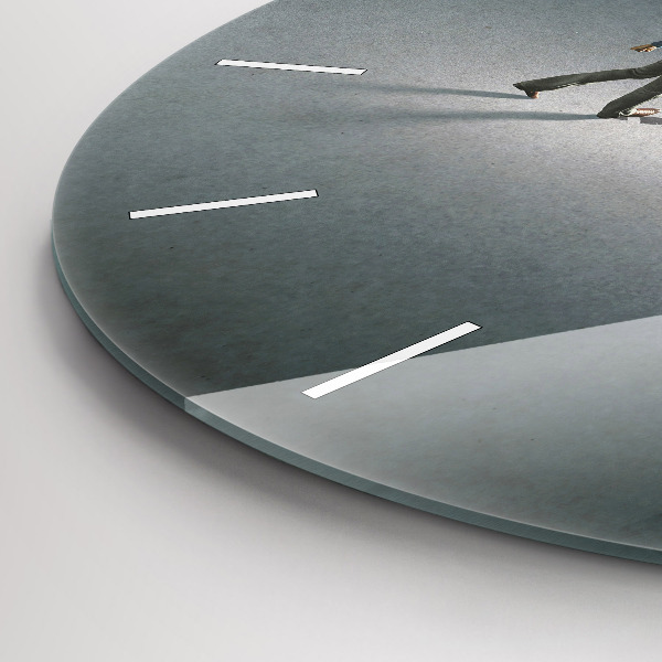 Wanduhr rund Wanderer in der Dunkelheit