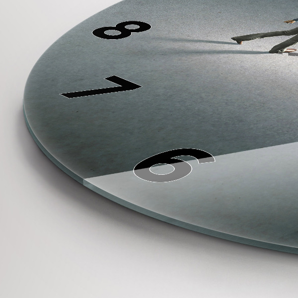 Wanduhr rund Wanderer in der Dunkelheit